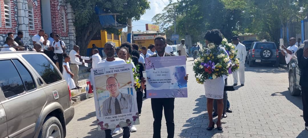 Mirebalais commémore le premier anniversaire de la mort du docteur Paul E. Farmer