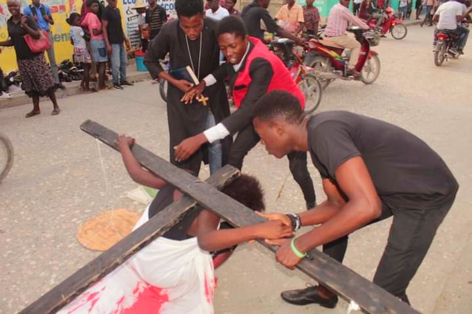 Espektak nan lari twoup teyat Top Akabi nan vil Pòdepè