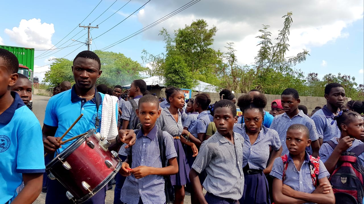 Terrier-Rouge : des élèves d'écoles publiques dans les rues pour réclamer la présence d'enseignants dans les salles de classe