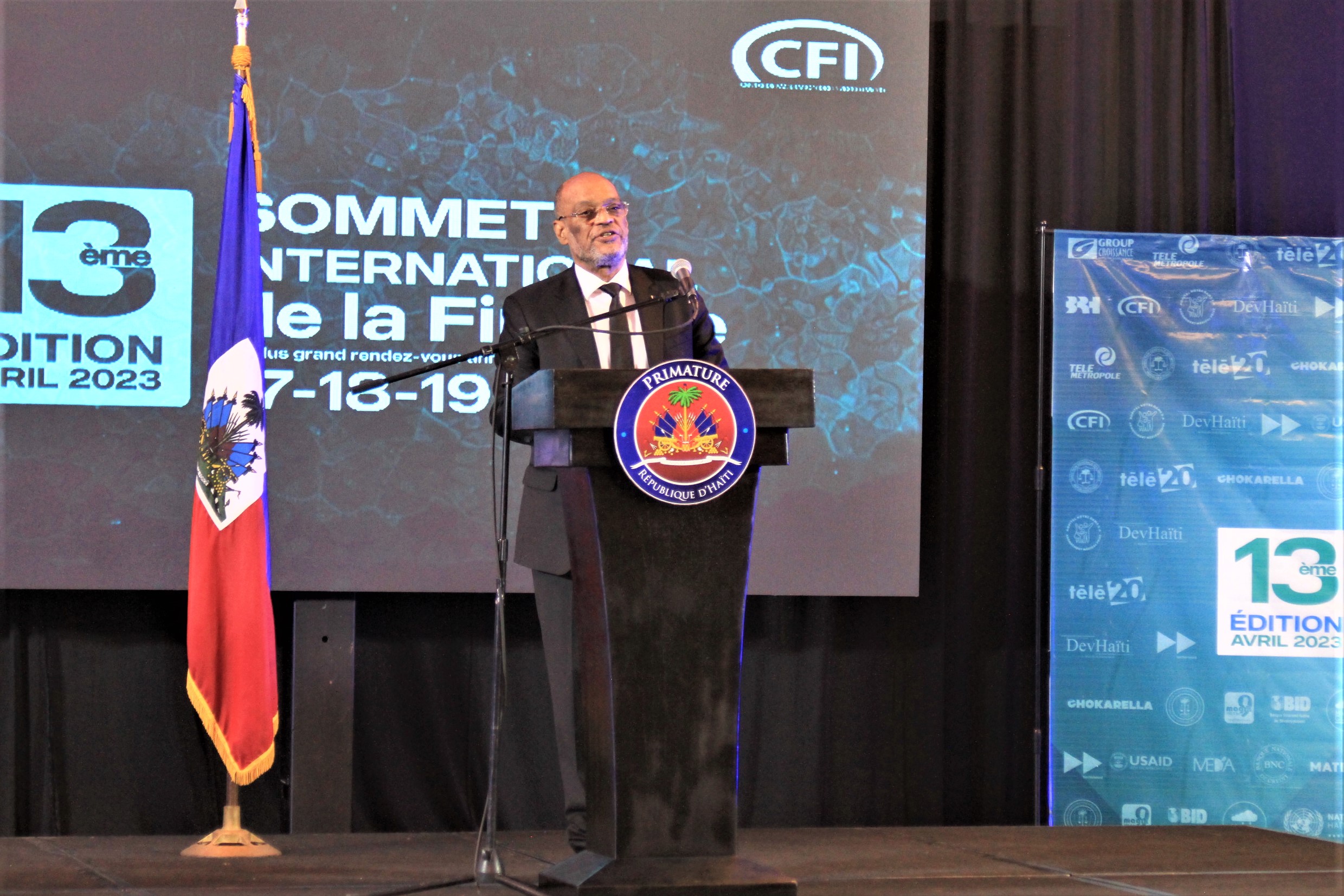 Un Premier ministre hors sol, en charge d’un pays en proie à la violence de bandes armées, rêve du retour des touristes