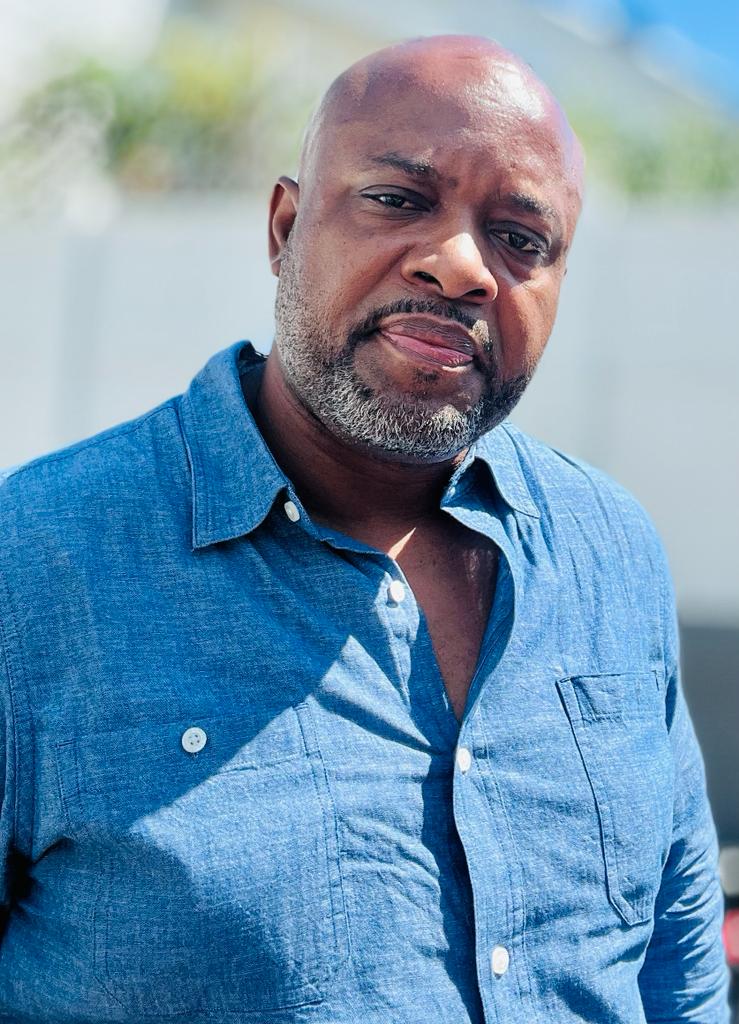 Le journaliste Romney Cajuste est devenu l'humoriste Kajo