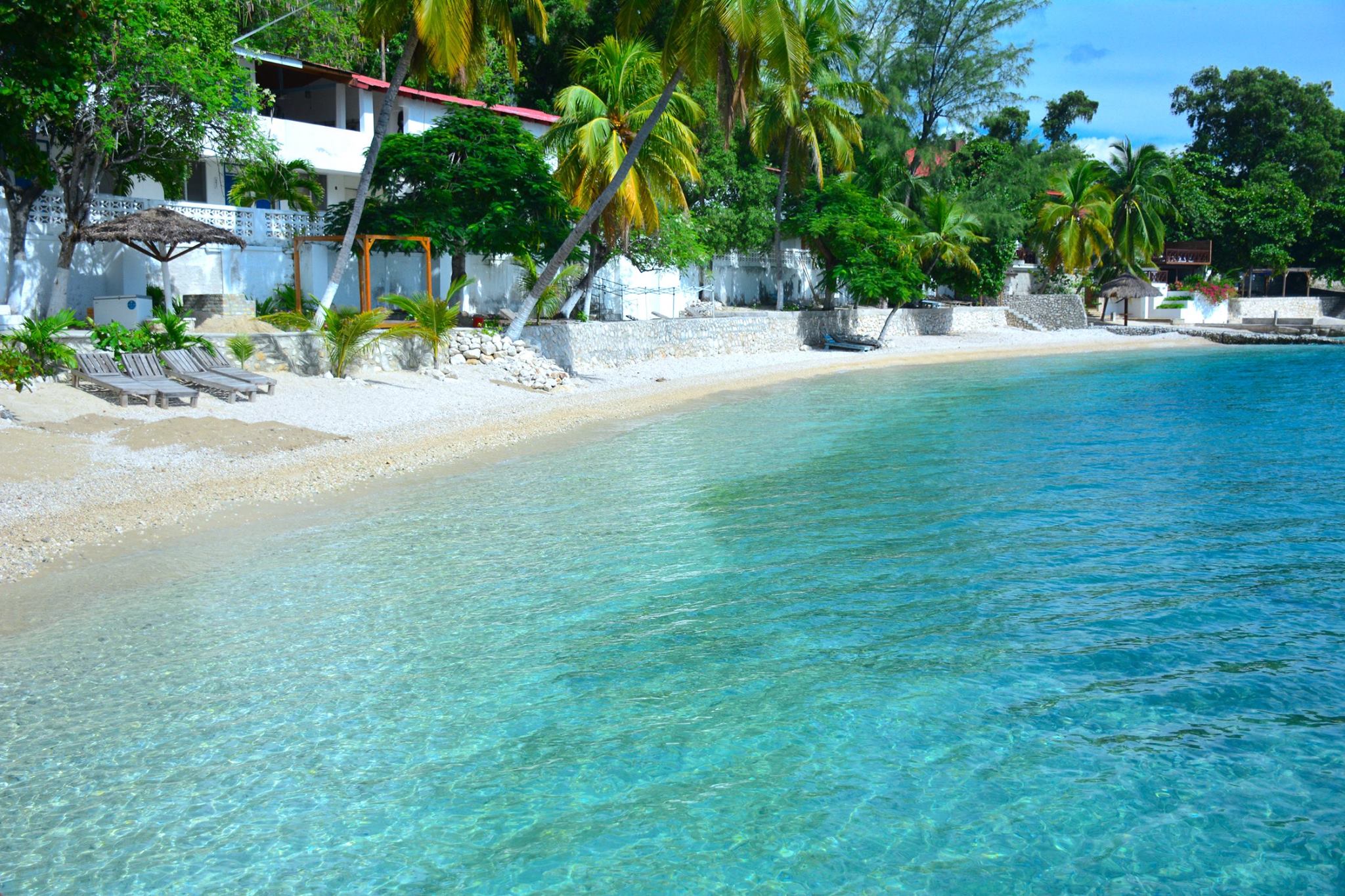 Côte des Arcadins : Wahoo Bay et Ouanga Bay, les deux plus anciens hôtels, détruits par des bandits