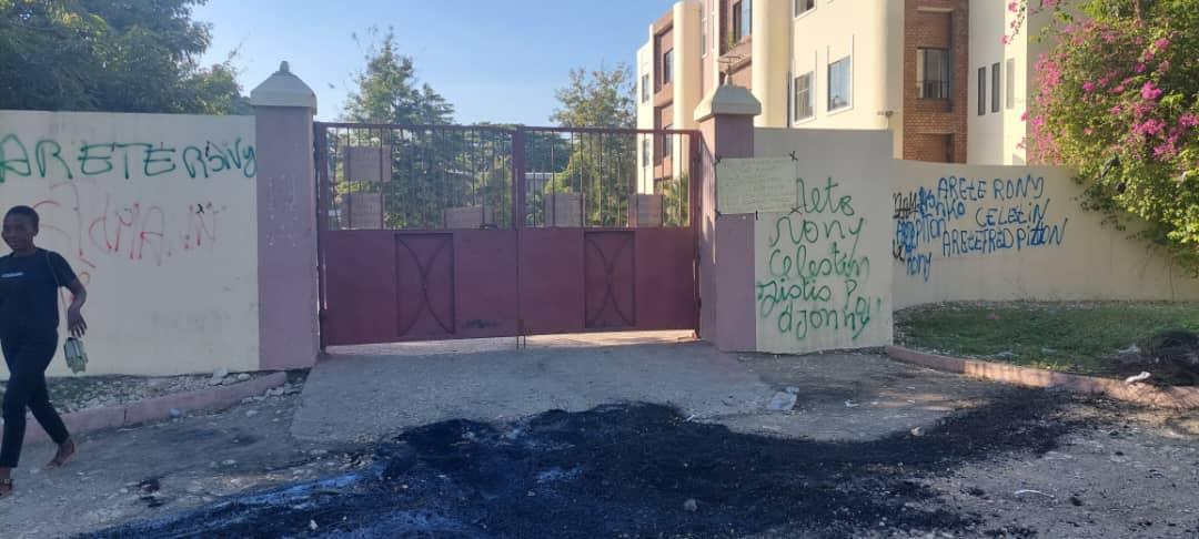 Grève : les employés de l'OAVCT rendent dysfonctionnels tous les bureaux au complexe administratif de Hinche