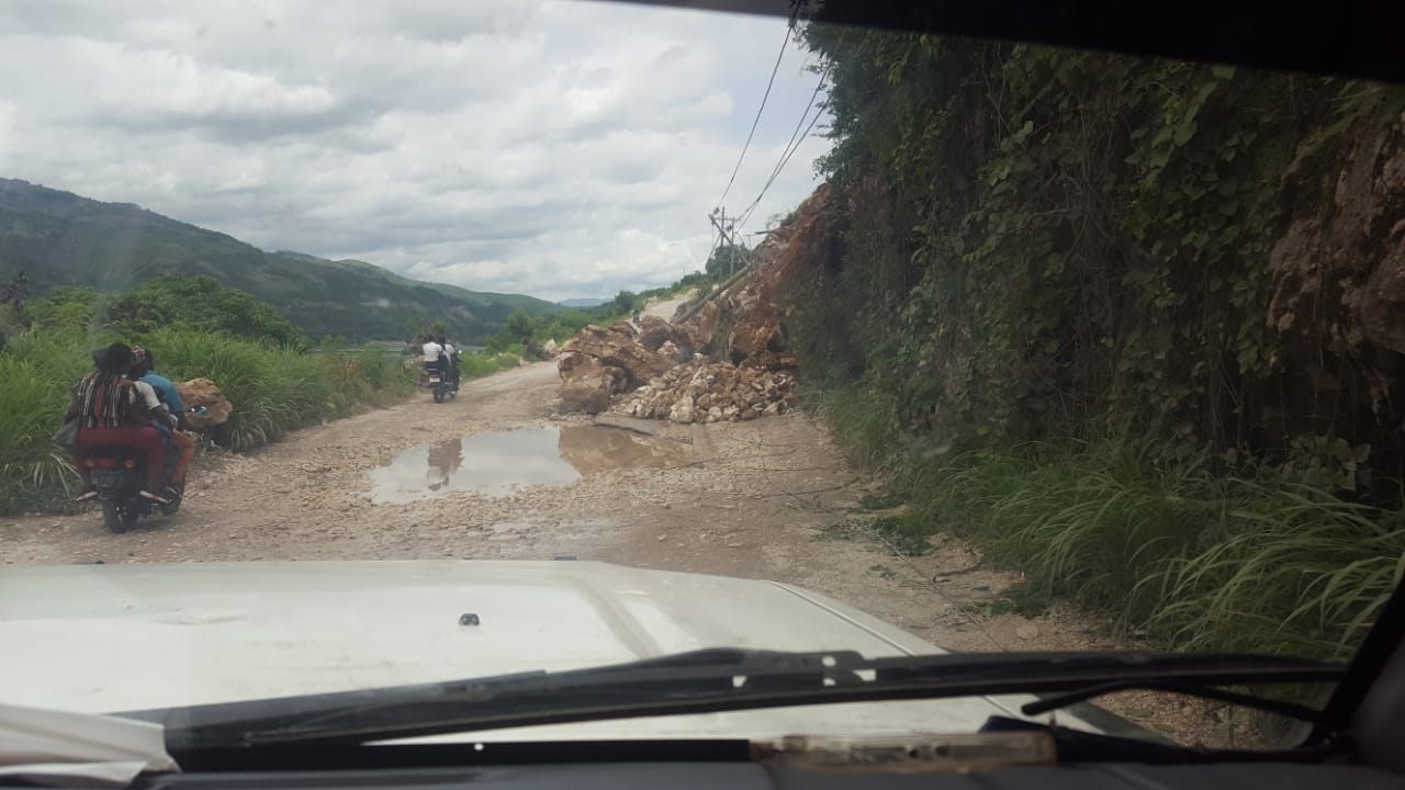 Un glissement de terrain perturbe la circulation à "Nan Joumou" sur la route nationale # 3