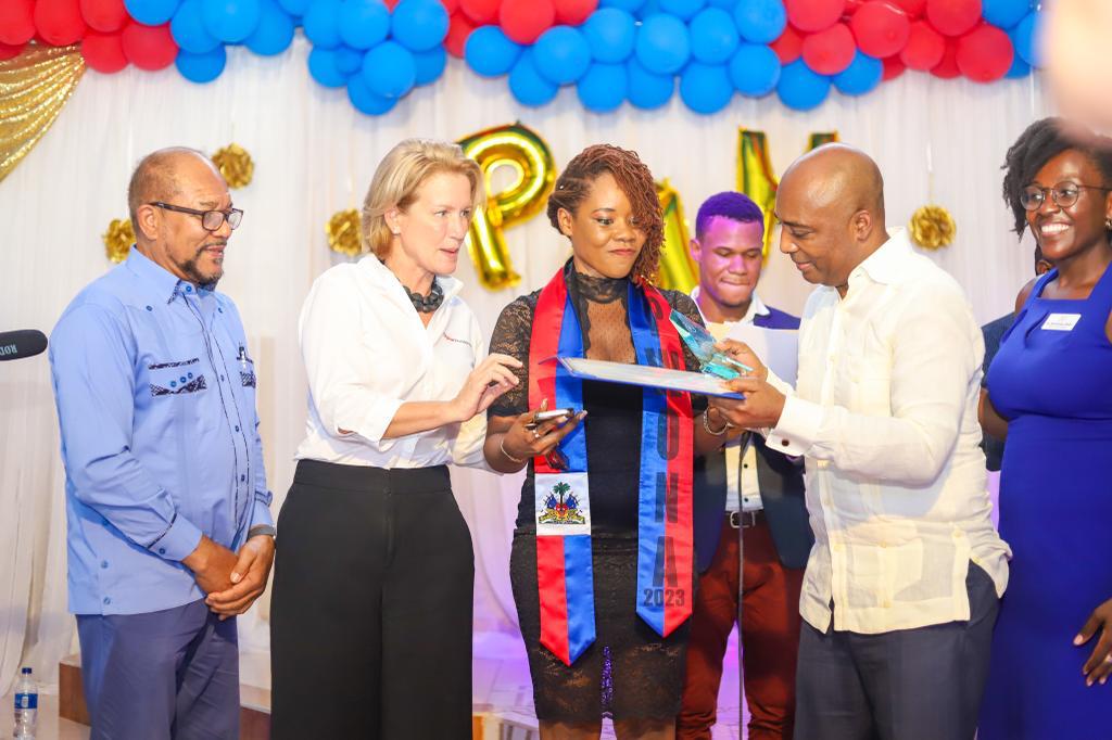 Esther Pierre, enseignante depuis 17 ans, nommée "Pwofesè nasyonal ane a"