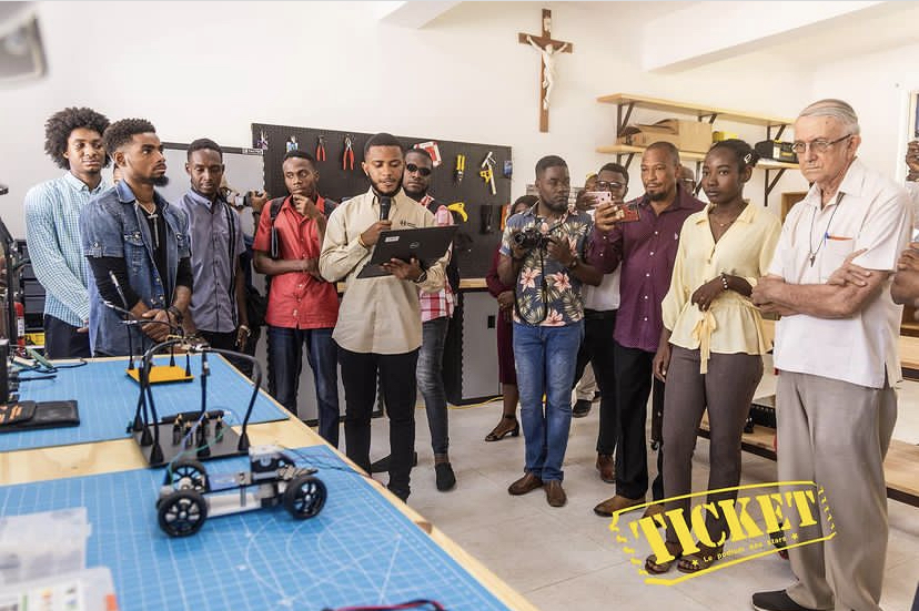 Premiers pas du projet « Manus » à l’Institution SaintLouis de Gonzague