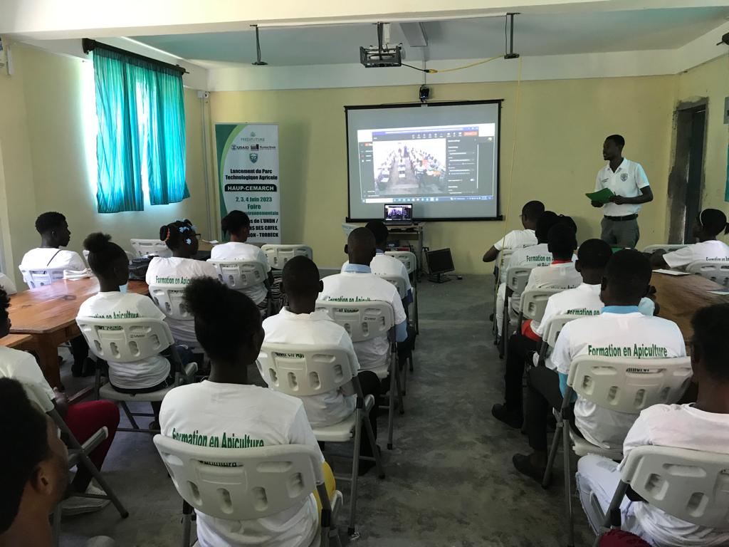 UNDH-UDERS des Cayes forme des jeunes en apiculture et en technique de pépinière