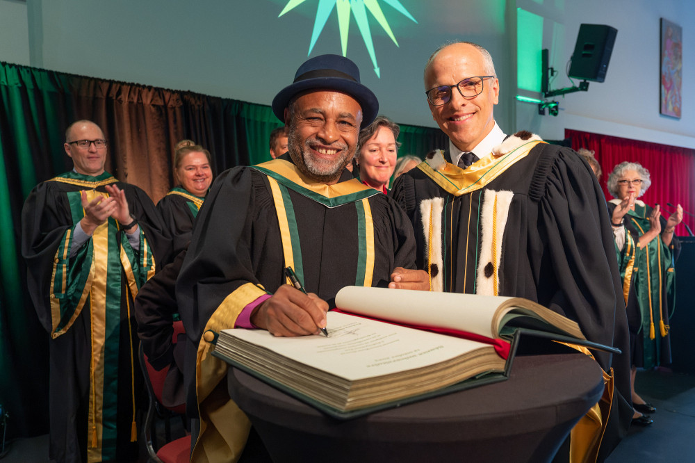 Rodney Saint-Éloi obtient un doctorat honorifique de l’Université de Sherbrooke