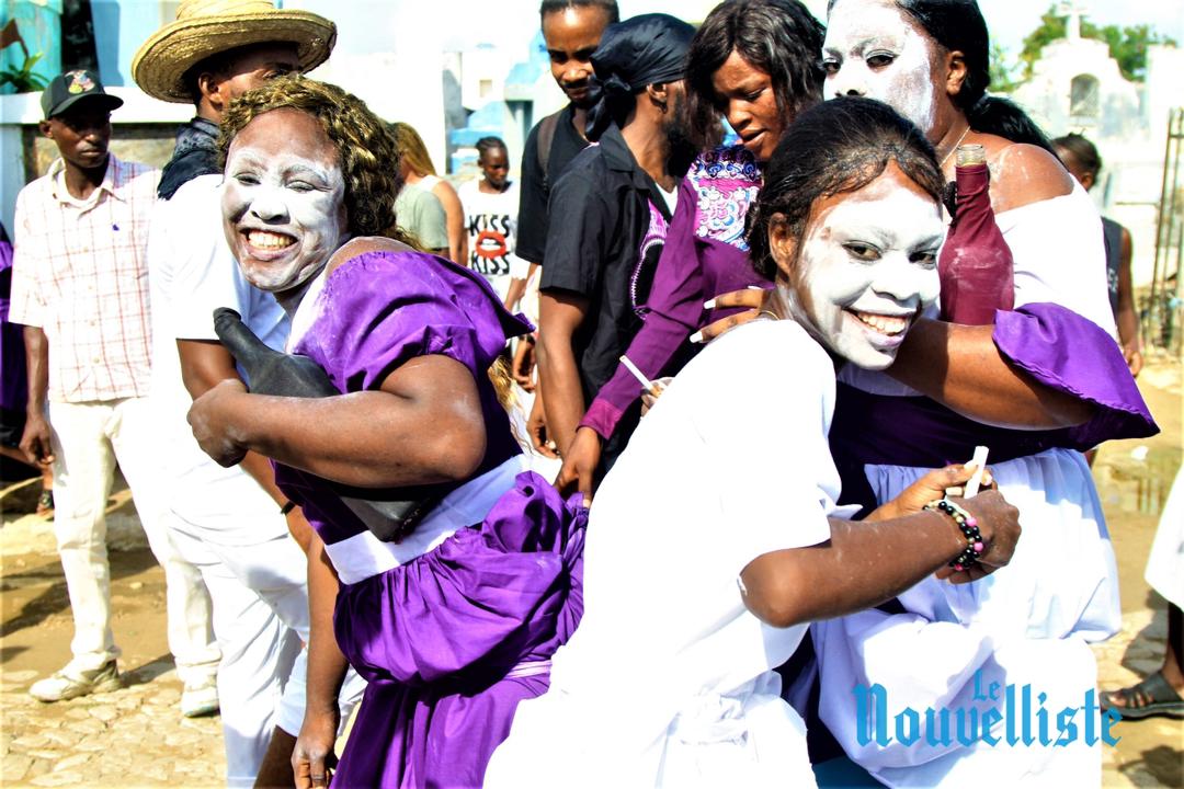 Timide célébration de la fête des Guédés au cimetière de Port-au-Prince
