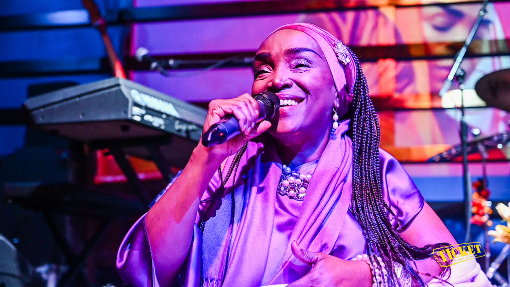 Emeline Michel offre « Révérence » pour exprimer sa gratitude envers Dieu