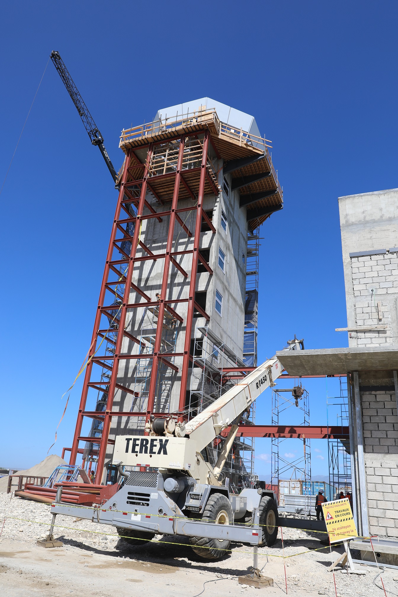Aéroport international Toussaint Louverture: les travaux de construction de la tour de contrôle avancent