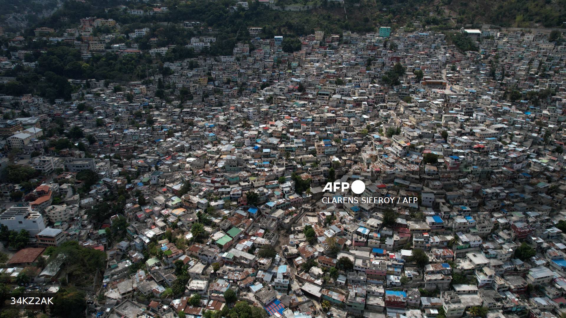 Scènes de pillage au port principal de Port-au-Prince