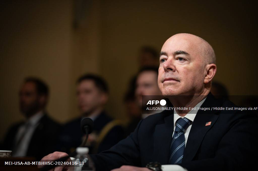 Le ministre de Biden chargé de l'immigration échappe à la destitution