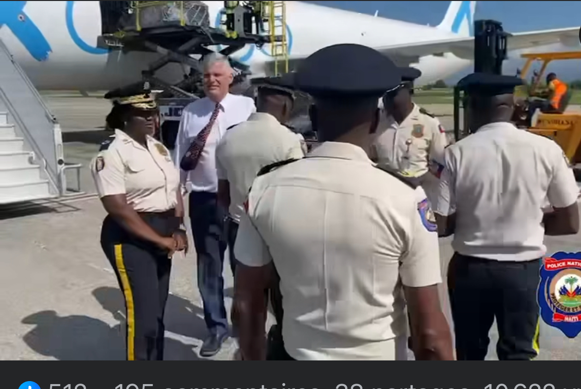 Des équipements pour la police arrivés par avion