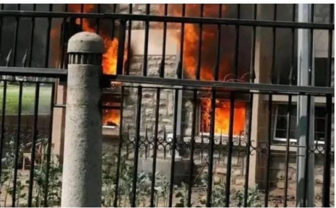 Bandits Torch Town Hall in Croix-des-Bouquets