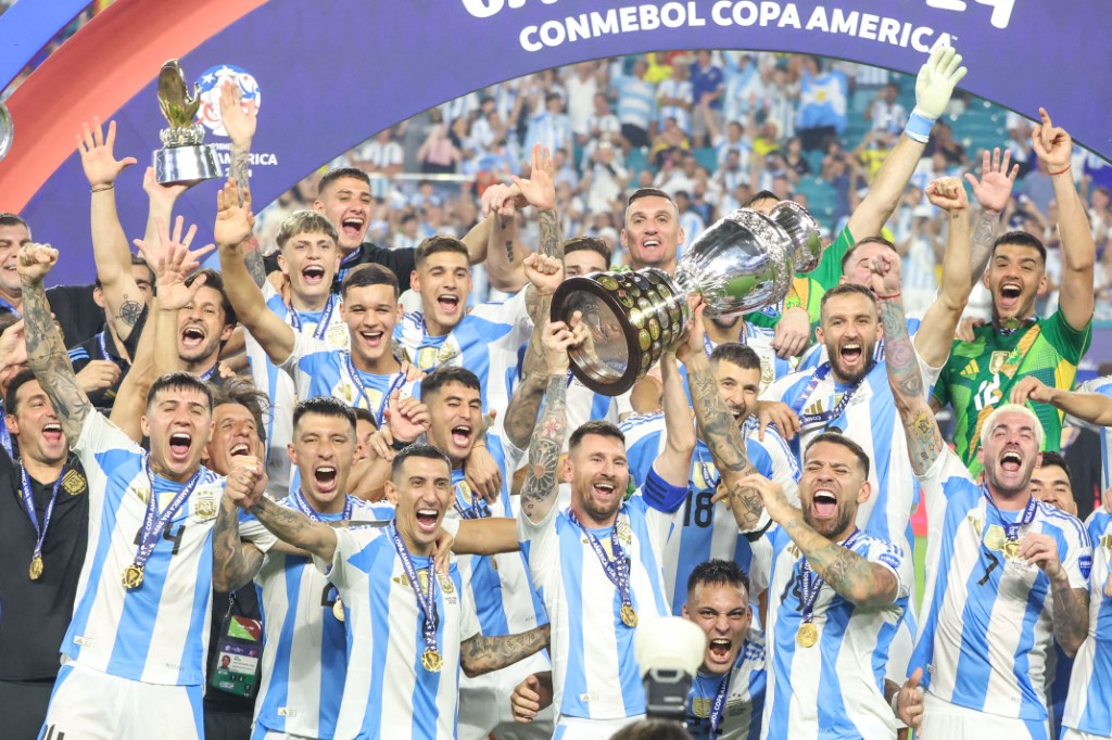 Foot: L'Argentine perd Messi sur blessure mais remporte la Copa America