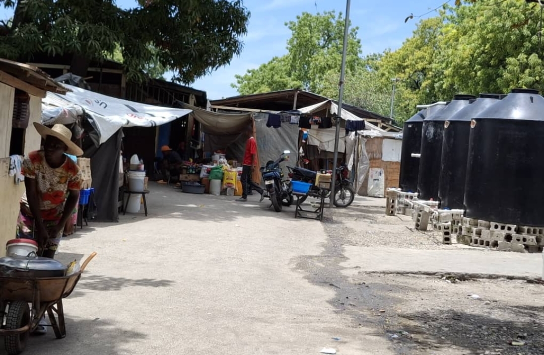 Conditions sanitaires alarmantes pour les déplacés internes logés au local du MENFP