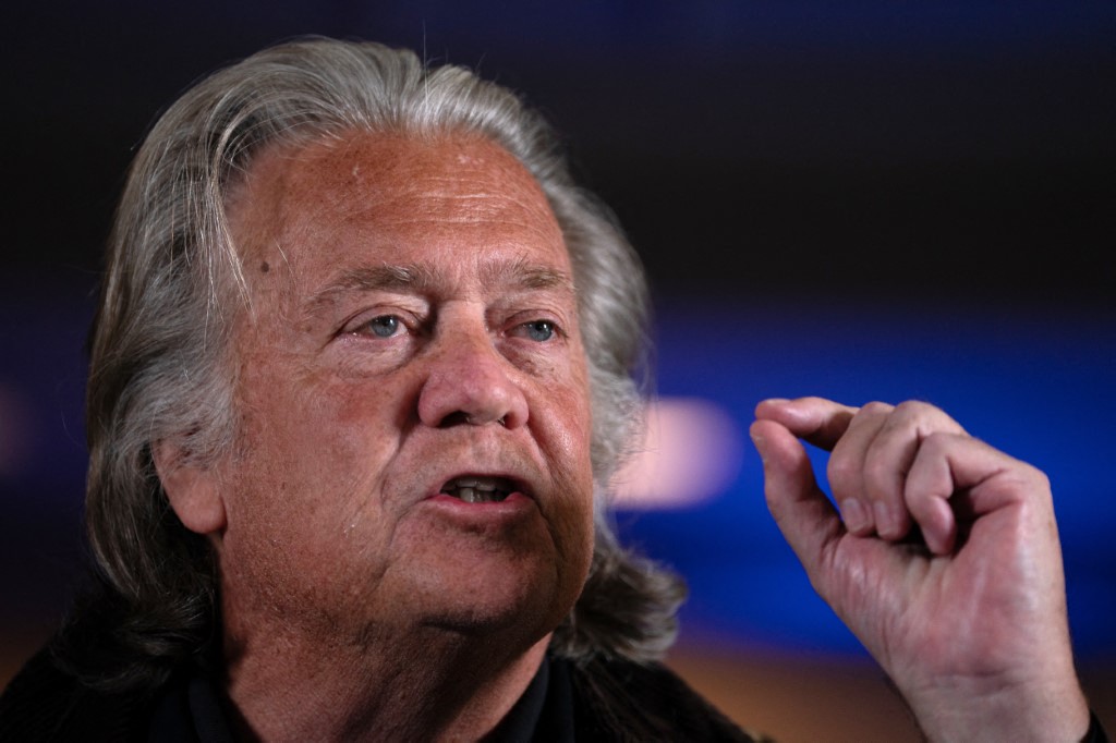 L'idéologue populiste Steve Bannon en campagne pour Trump dès sa sortie de prison