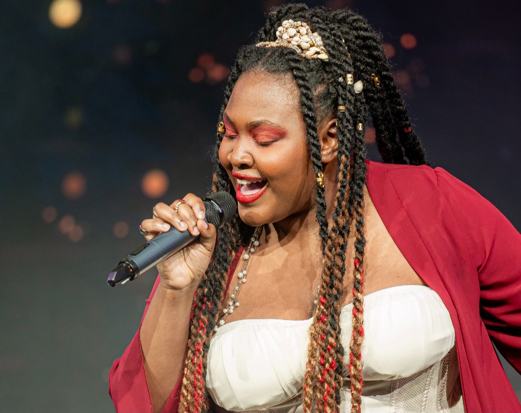 La jeune chanteuse haïtienne RèN Darah au sommet à Toronto