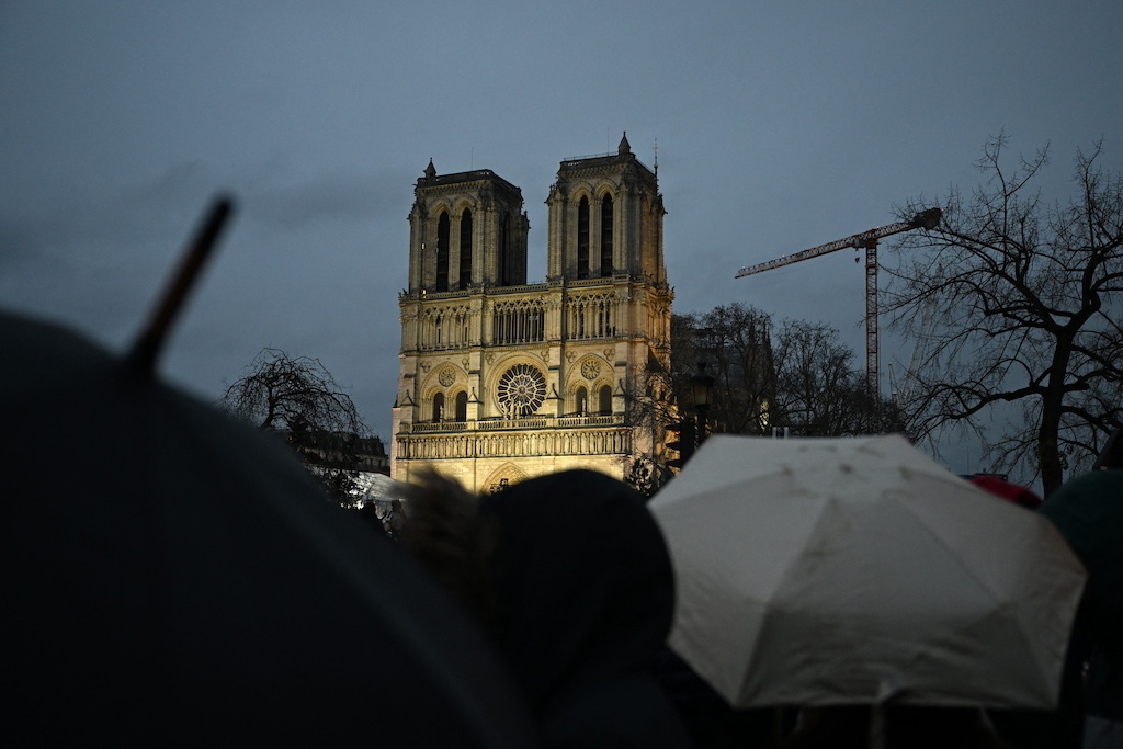 Notre-Dame de Paris rouvre, attirant personnalités et anonymes