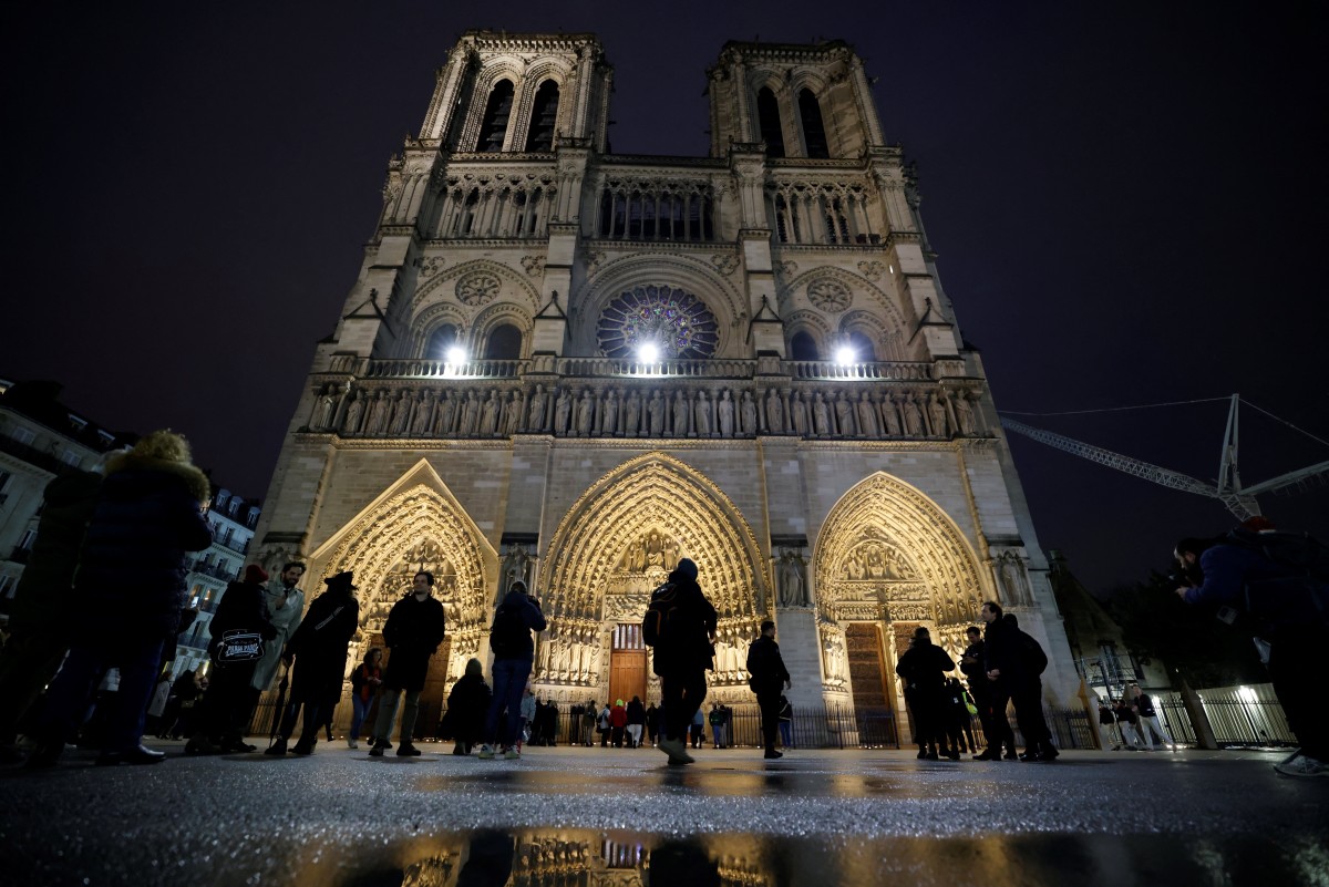 "Beaucoup d'émotion": Notre-Dame a rouvert au public avec ses premières messes