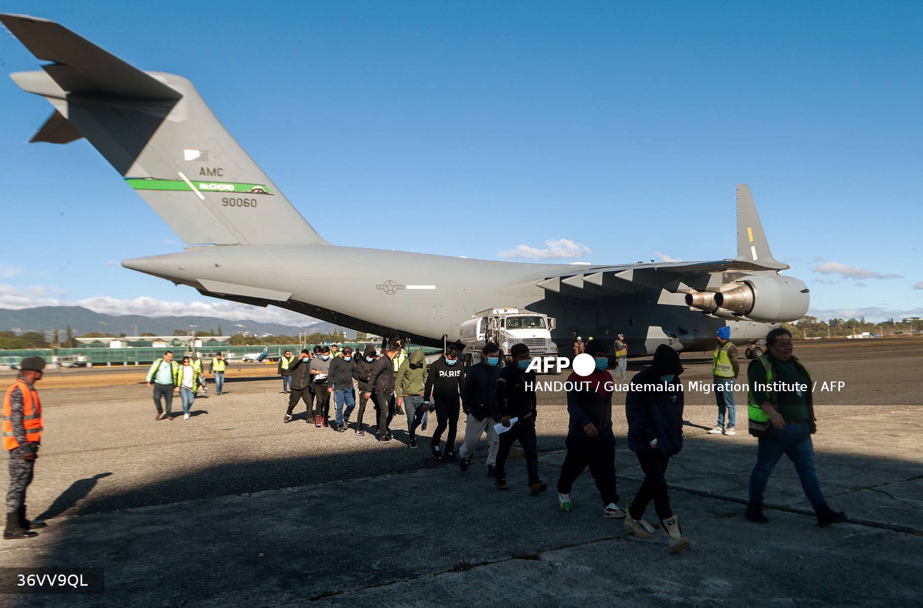 Deux avions militaires américains atterrissent au Guatemala avec des expulsés à bord
