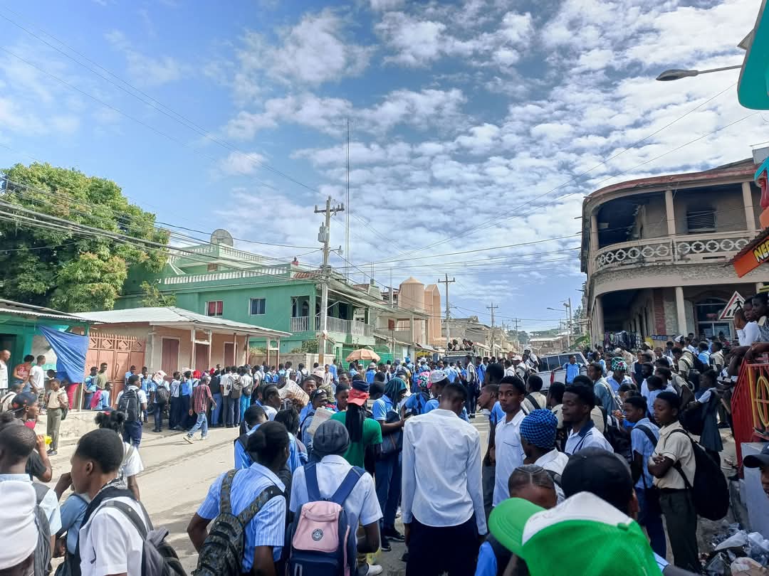 Les élèves du lycée Pinchinat de Jacmel dans les rues pour réclamer la présence des professeurs en classe