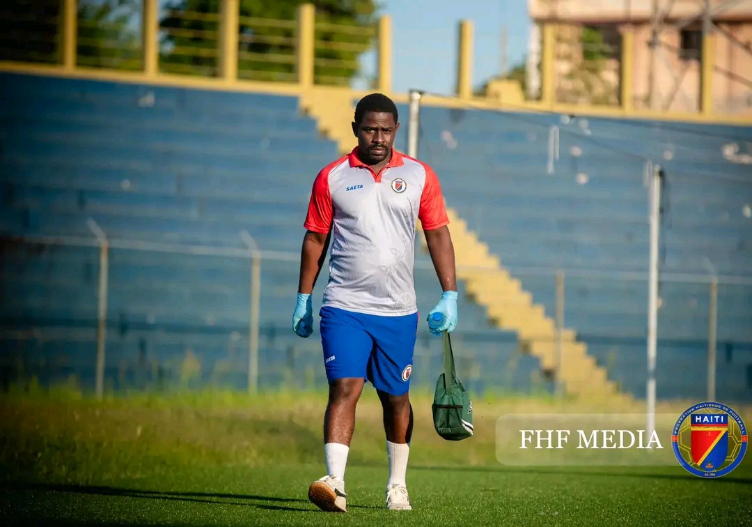 Vello Frédéric, physiothérapeute de la sélection haïtienne U17, ému après la qualification pour le Mondial