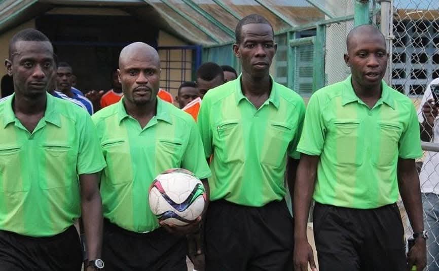 Les arbitres donnent leur accord pour le coup d'envoi du championnat national spécial 2025
