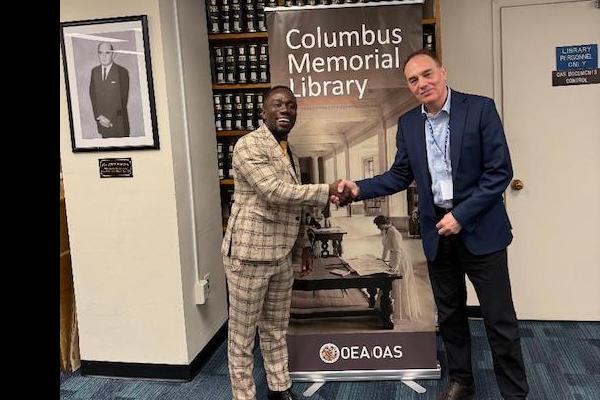 Visite à la bibliothèque de l'OEA pour renforcer la coopération en matière de numérisation