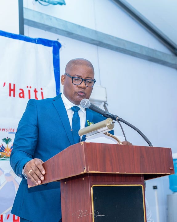 Claude Mane Das dans son costume de doyen de la Faculté d’ethnologie