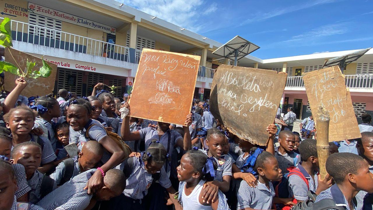 Cayes : Les écoliers réclament le retour des professeurs dans les salles de classe après trois mois d'absence