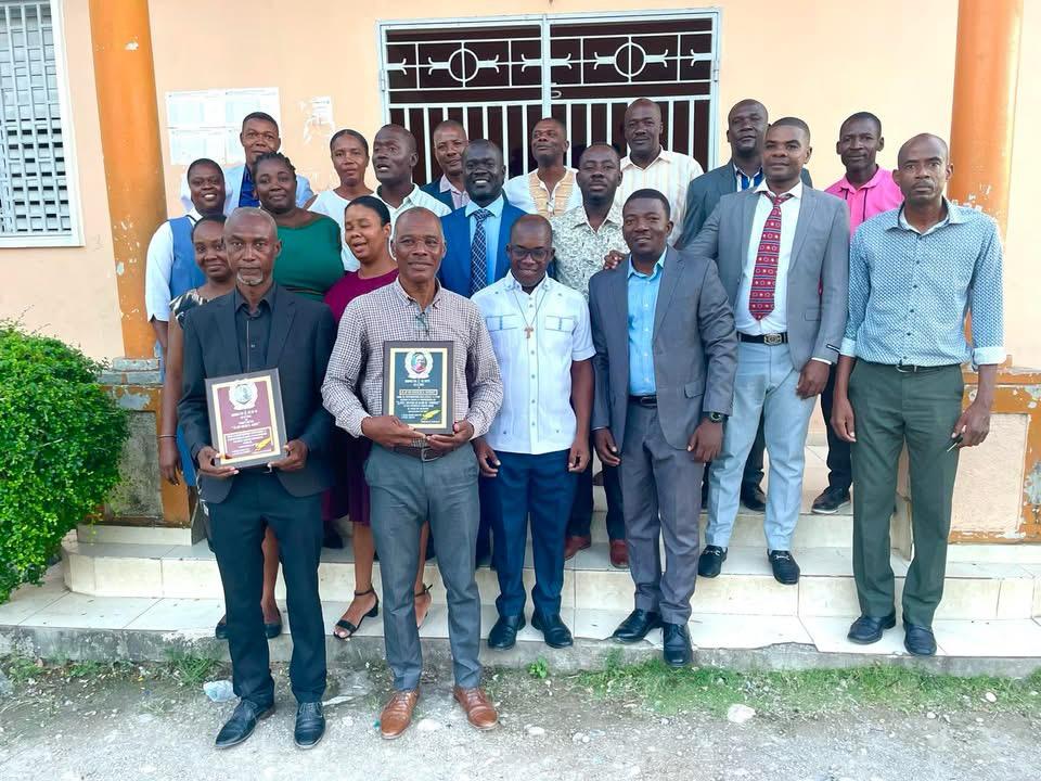 Trois enseignants du Lycée Rivière Hérard de Torbeck honorés par leurs anciens élèves