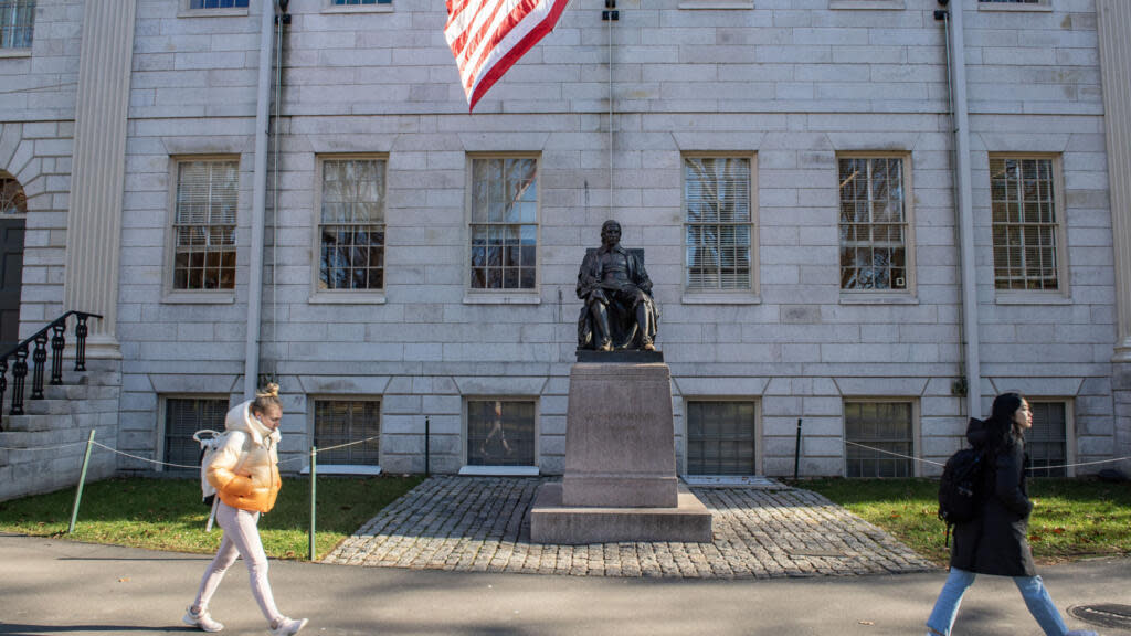 Harvard rejette les exigences de l'administration Trump, qui lui coupe plus de 2 milliards de subventions