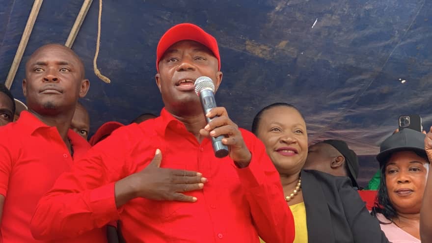 Tensions et promesses lors d'un rassemblement de Moïse Jean-Charles à Saint-Raphaël