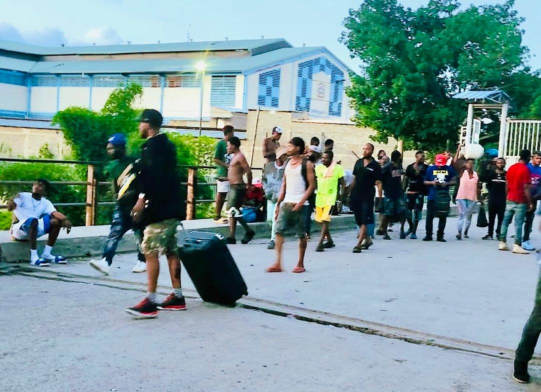 À la frontière, des rapatriés racontent leurs péripéties