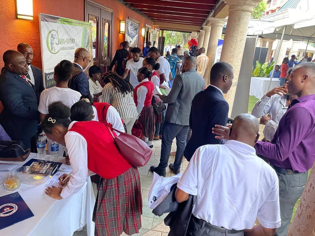 Des écoliers en grand nombre au 12e Salon du droit, axé sur la lutte contre le crime financier