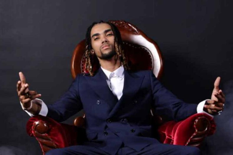 Domec Brusly, « la muse » d’un artiste en pleine métamorphose