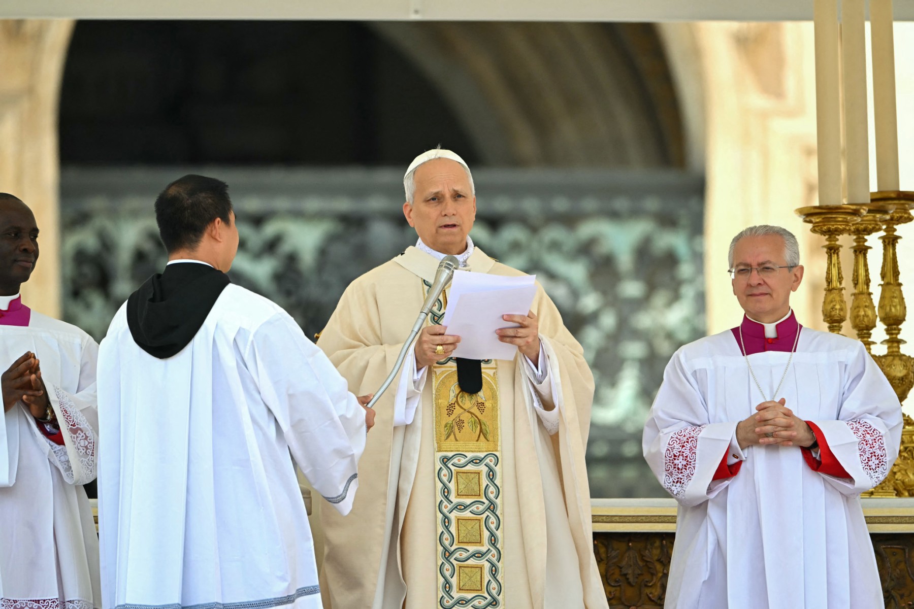 Léon XIV débute son pontificat en critiquant les excès du capitalisme