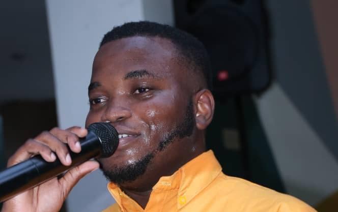 Edisson Juste chante dans la voie du seigneur