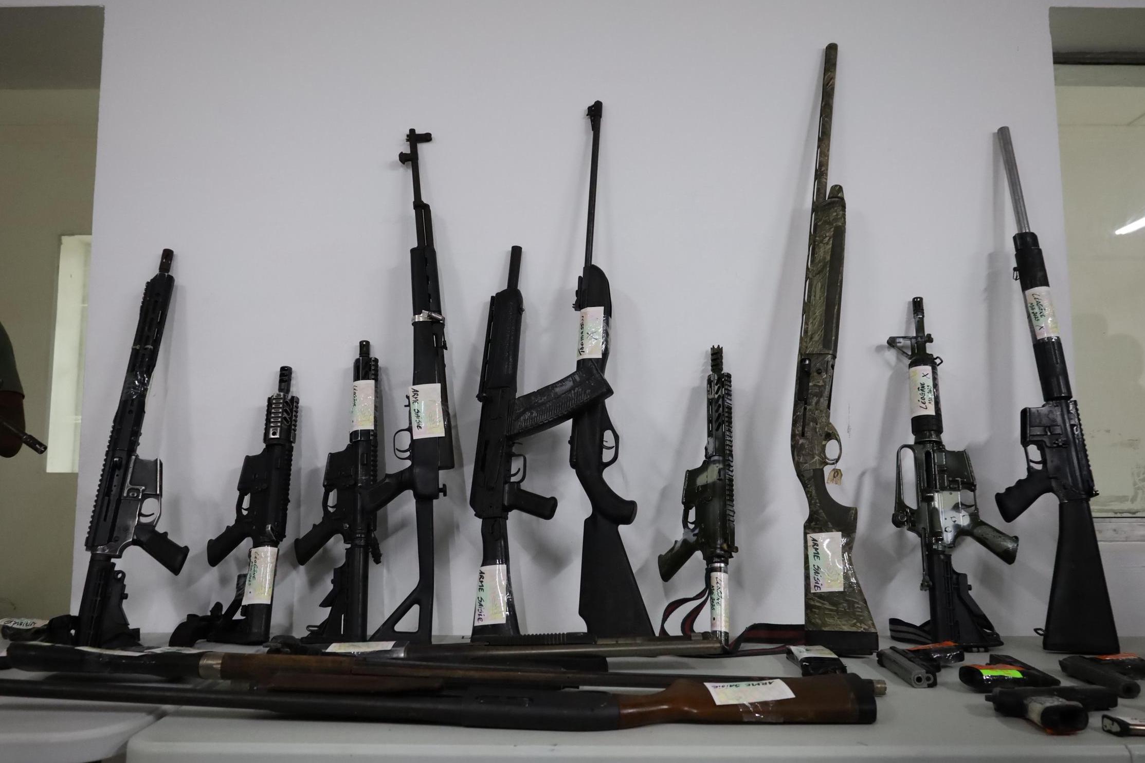 Offensive policière : 91 armes à feu et d'importantes munitions saisies, une centaine d'arrestations