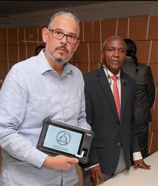 Visite du Premier ministre au centre des équipements électoraux non sensibles