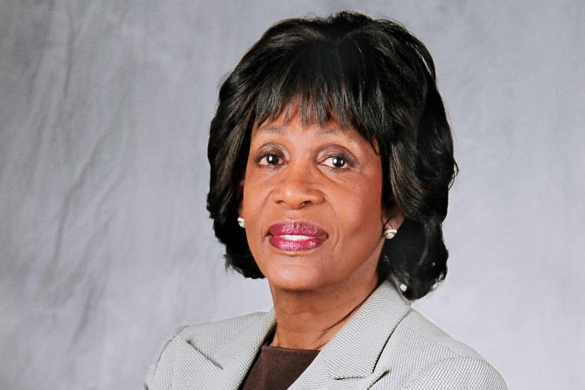Maxine Waters : « Trump démontre le summum de son racisme alors qu’il s’emploie à expulser 500 000 immigrés légaux de ce pays »