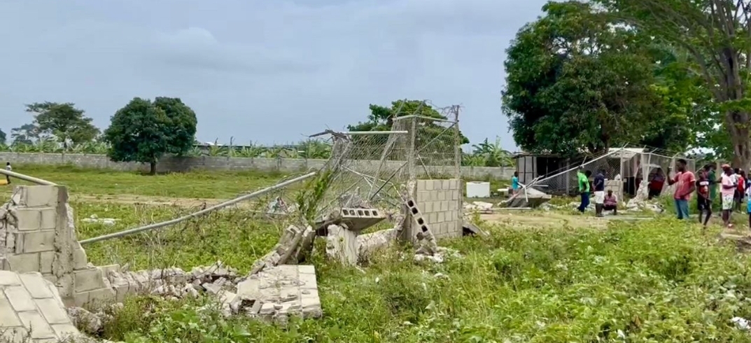 Des habitants indignés après la démolition d'une clôture destinée à un lycée à Carrefour Lamort