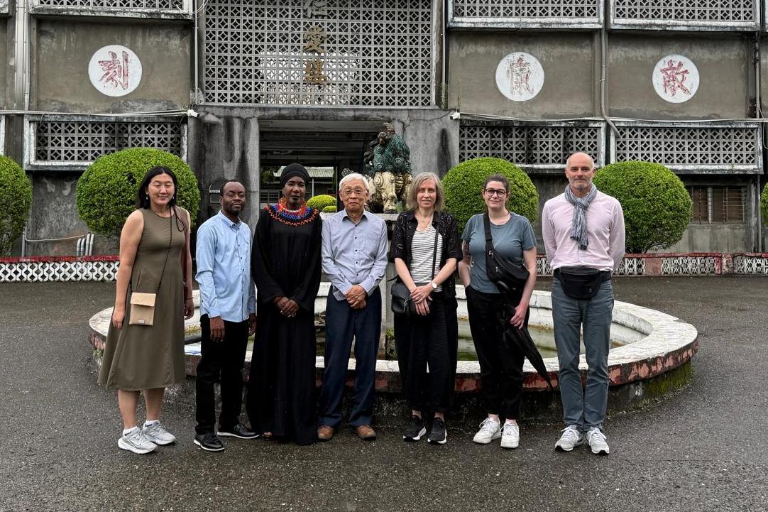 Photo-souvenir des membres de la délégation des journalistes francophones avec Fred Him-San Chin à The National Human Rights Museum