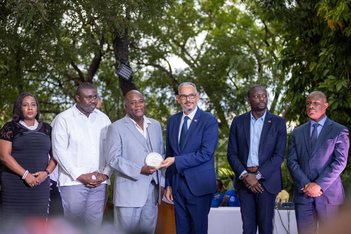 L’artiste peintre Eddy Gaëtan célébré lors de la première Journée nationale du tourisme