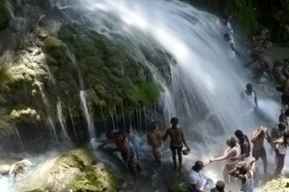 À Saut-d’Eau, la terreur des gangs chasse les pèlerins