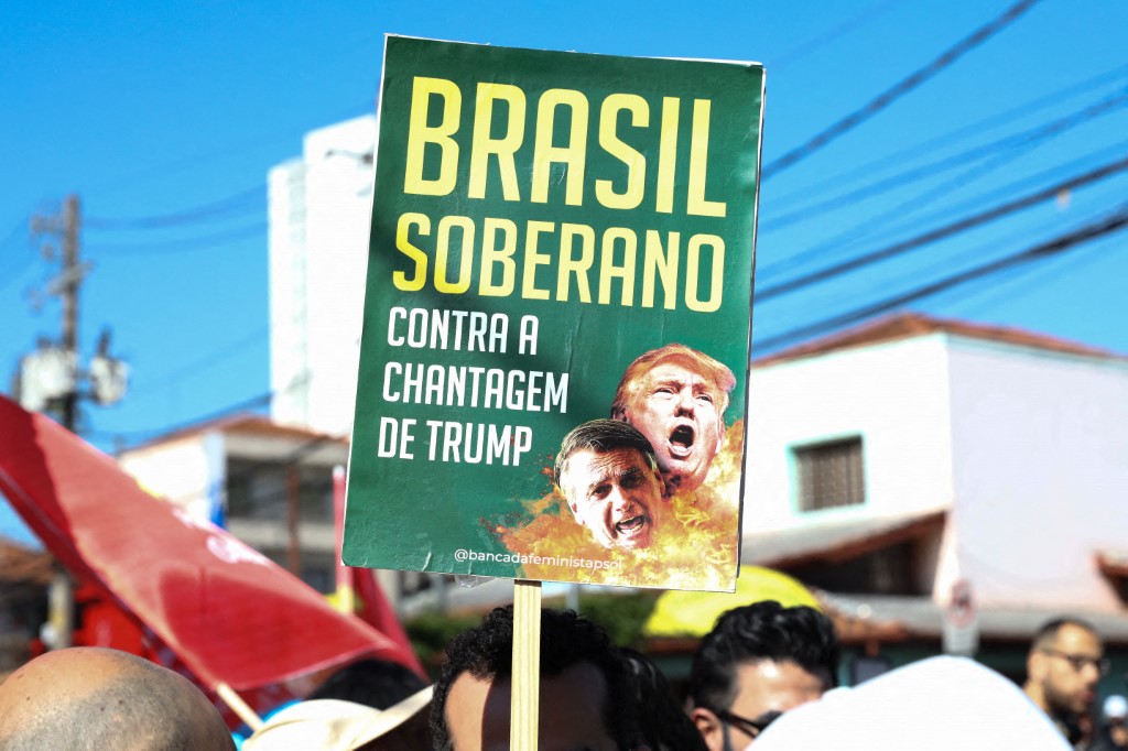 Brésil: le juge chargé du procès Bolsonaro tient tête à Washington