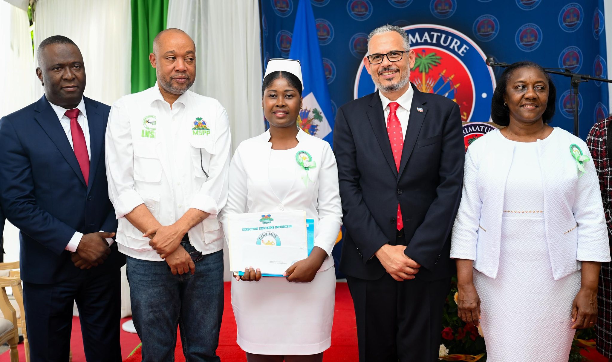Remise de lettres de nomination à des lauréates des examens d’État en sciences infirmières