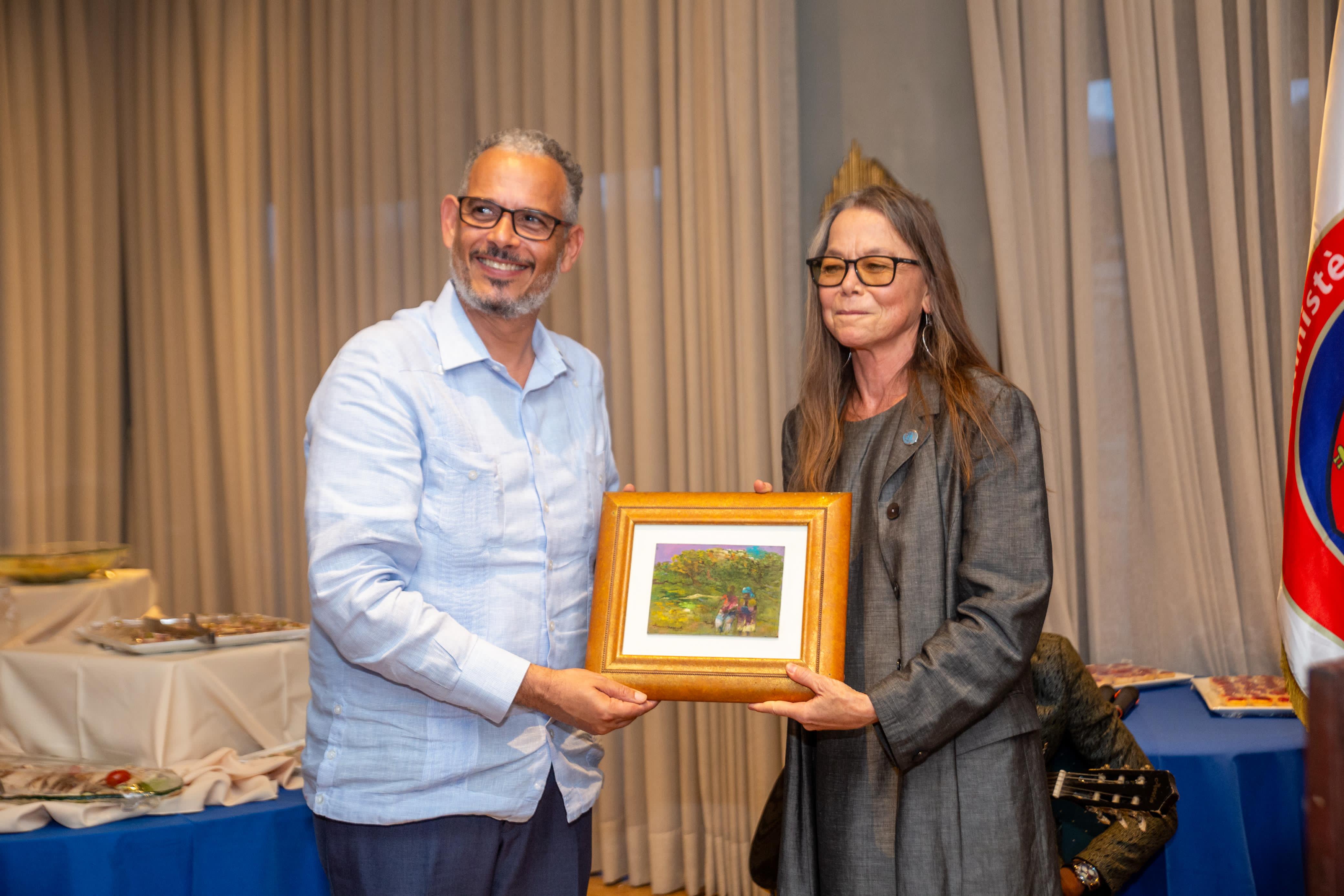 En fin de mission, Ulrika Richardson honorée par le gouvernement